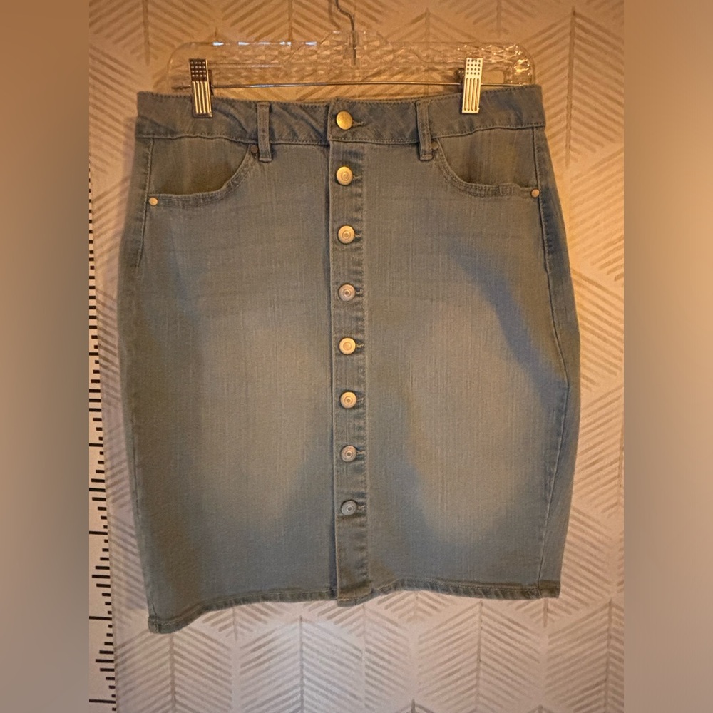 d Jeans size 8 button up skirt